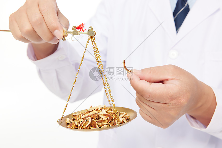 老中医称量中草药材特写高清图片下载-正版图片501768556-摄图网