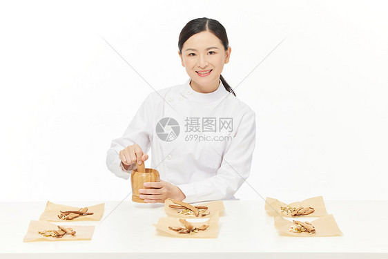 女医师碾磨中药材图片