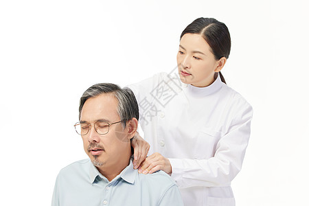 护士帮助老人放松肩颈肌肉图片