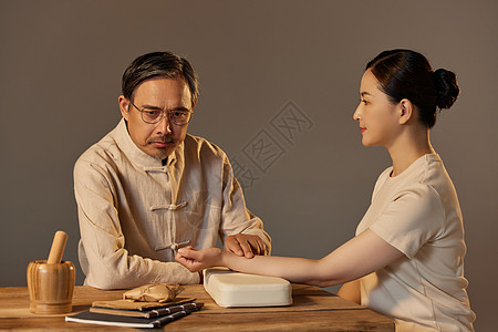 老中医为女病患诊脉背景图片