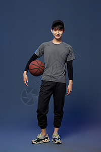 拿着篮球的男青年图片