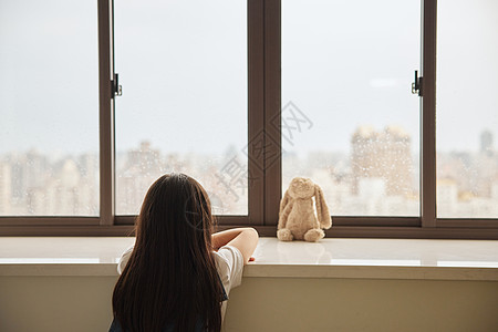 站在窗台站在窗前寂寞的小女孩背景