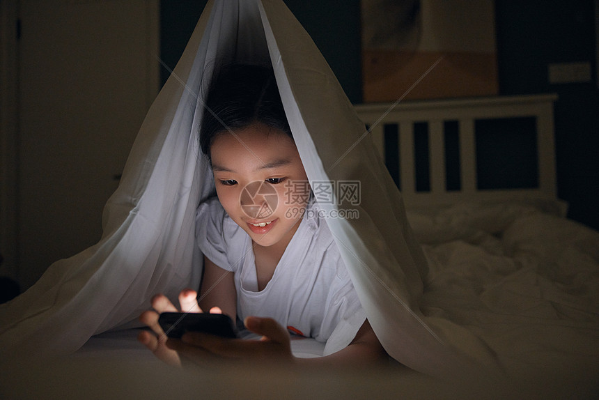 躲在被子里难过的小女孩图片