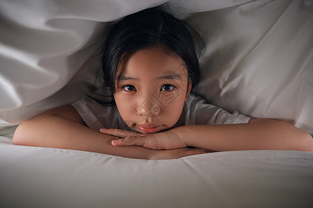 男孩叠被子躲在被子里难过的小女孩背景