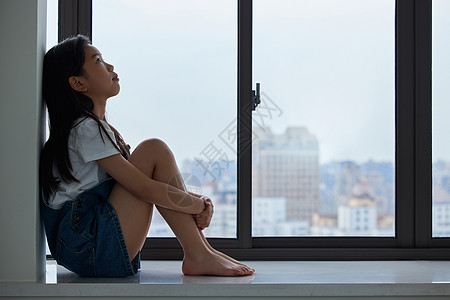 在家孤独的小女孩图片素材