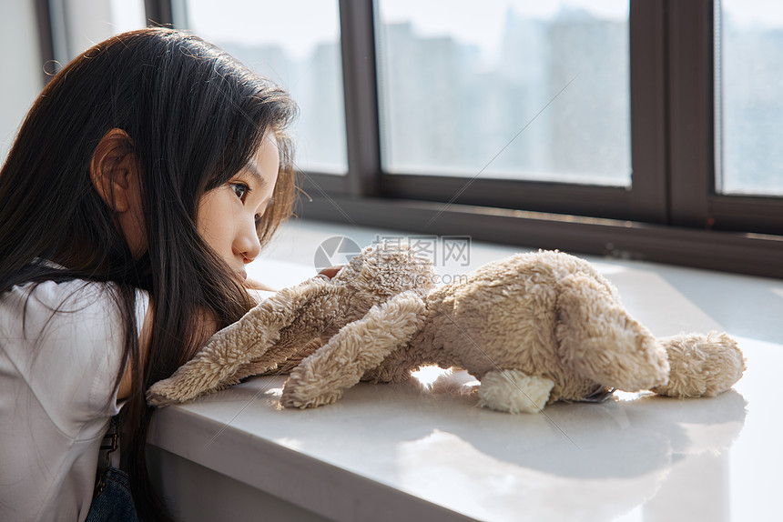趴在窗前无聊的小女孩