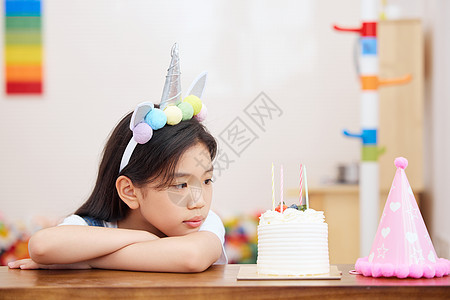 孤独的小女孩一个人过生日图片