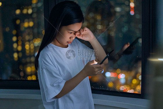 夜晚哭着打电话的小女孩图片