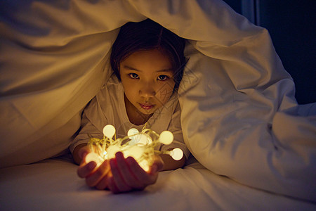 男孩叠被子小女孩躲在被子里难过背景
