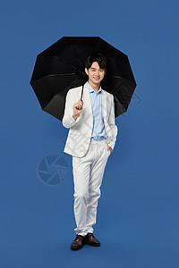 帅气男青年打着雨伞图片