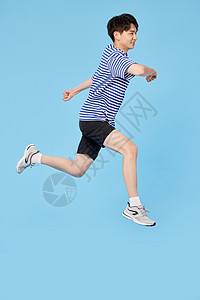 男青年跳跃动作图片