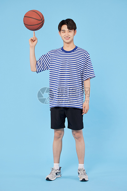 阳光帅气篮球少年转球动作