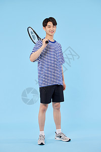 运动男青年打网球图片