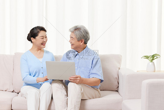 老年夫妻在家使用笔记本电脑图片