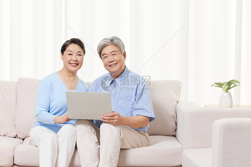 退休老年夫妻学习电脑图片