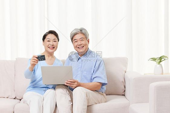老年夫妻在家网购图片