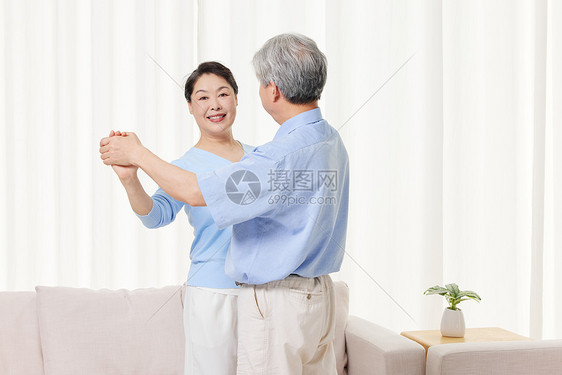 老年夫妻在家练习跳舞图片