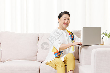 老奶奶在家学习电脑图片