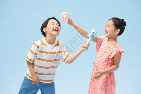 夏日吹风扇的儿童图片