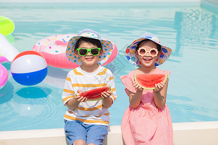 吃西瓜可爱女孩夏天男孩和女孩坐在泳池边开心吃西瓜背景