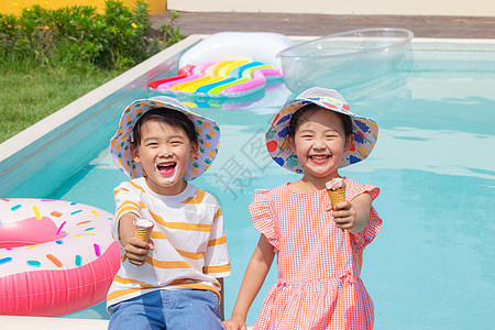 男孩女孩一起吃冰淇淋图片