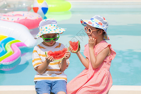 夏日西瓜小男孩和小女孩坐在泳池手捧西瓜背景