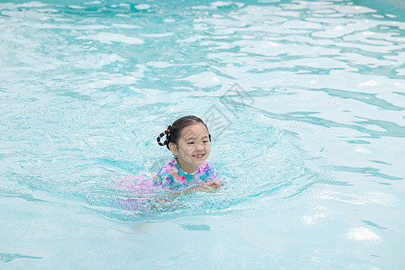 小女孩在泳池游泳图片