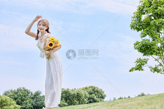 手拿鲜花的夏日美女图片