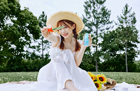 坐在长椅上的夏日美女高清图片下载-正版图片501772479-摄图网