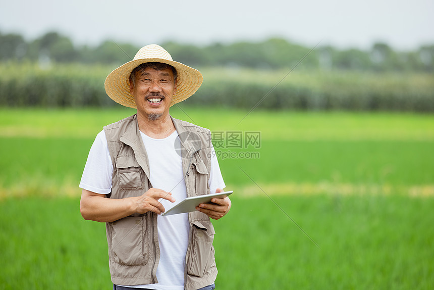 智能化耕地的农民图片