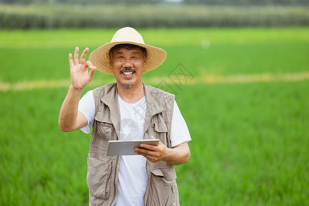 农民收获智能化种地的农民背景