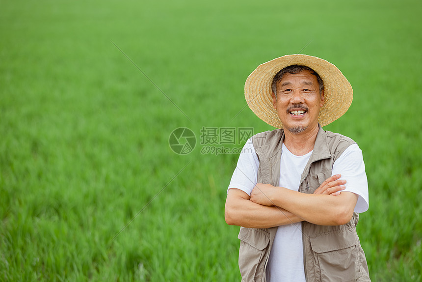 站在稻田里的农民形象图片