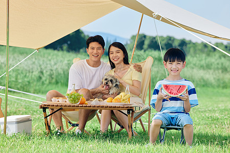 夏天幸福一家人带着宠物户外露营图片