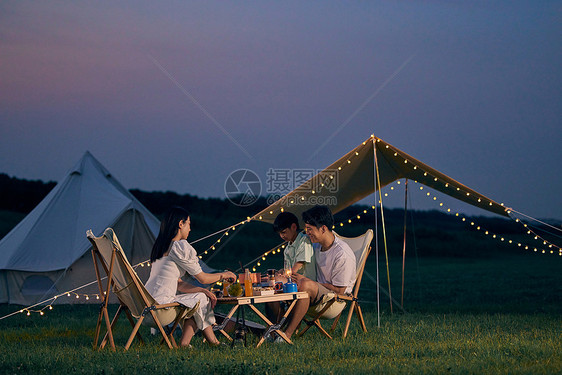 夏日一家人夜晚户外露营图片