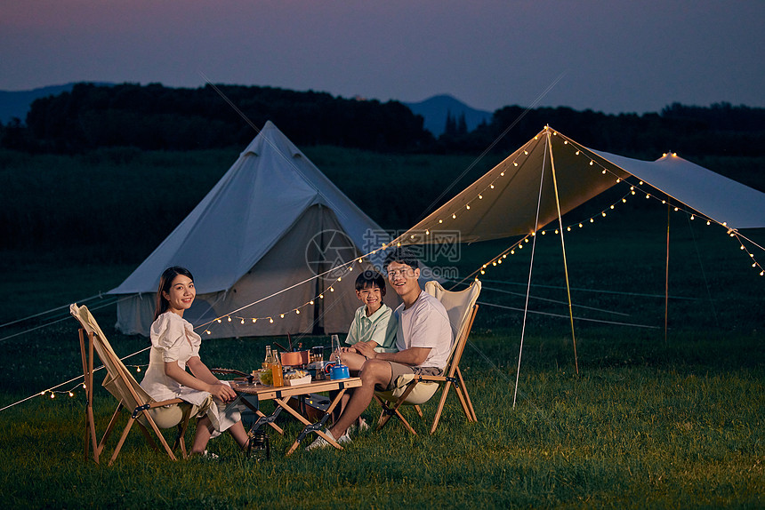 夏日一家人夜晚户外露营图片