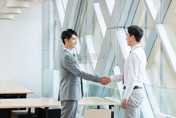 商务人士合作握手图片