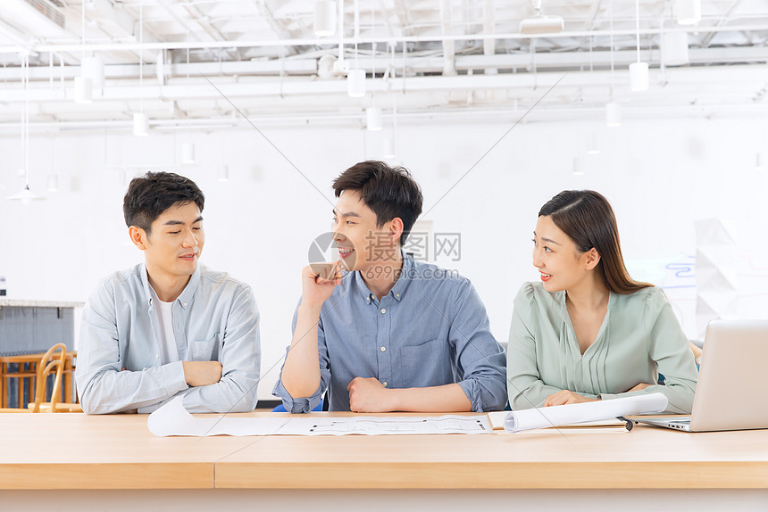 探讨纽约尼克斯如何通过挡拆配合与空间布局提升进攻效率