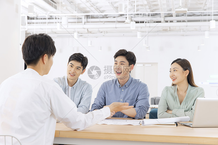 探讨安东尼·戴维斯在内线的战术作用与影响力