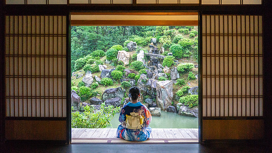 日式庭院里的和服女孩背影图片
