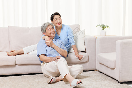 退休居家恩爱的老年夫妻图片