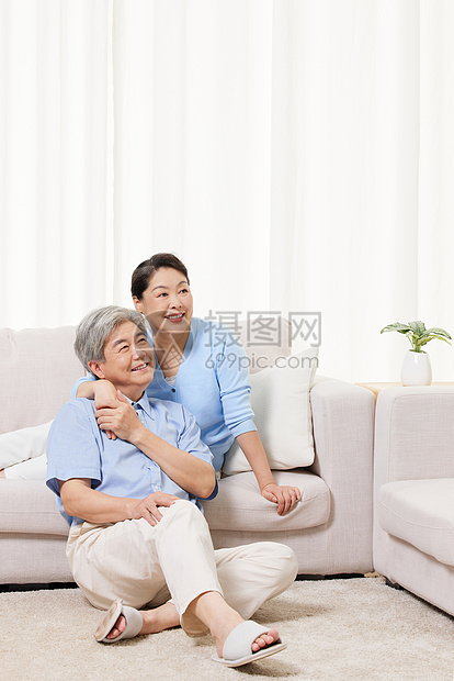 退休居家恩爱的老年夫妻展望未来图片