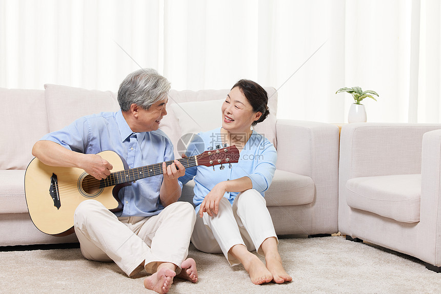 退休居家恩爱的老年夫妻弹吉他图片