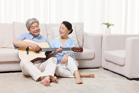 老年夫妻在家弹吉他图片