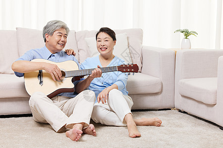 退休居家恩爱的老年夫妻弹吉他图片