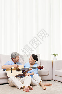 老人爱情老年夫妻在家弹吉他背景