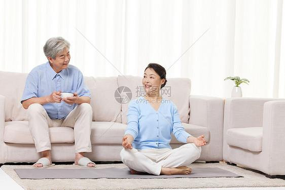 退休老夫妻在家健身图片