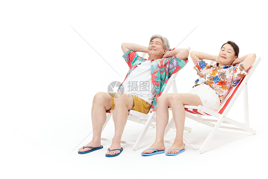 度假的恩爱夫妻在躺椅上晒太阳图片