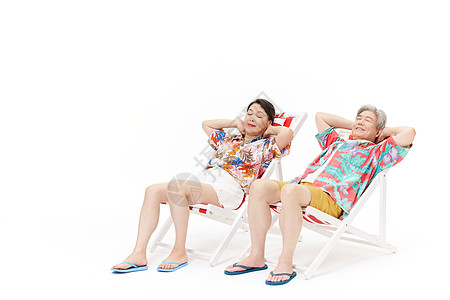 度假的恩爱夫妻在躺椅上晒太阳图片
