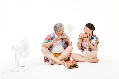 吹风扇乘凉的老年夫妻吃西瓜图片