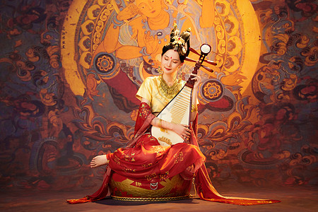 佛教壁纸坐在大鼓上弹奏琵琶的西域美女背景